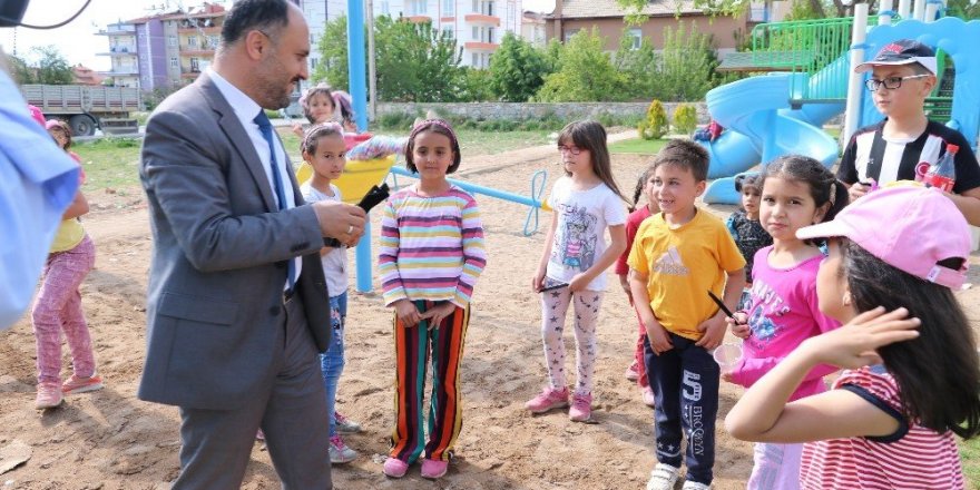 Başkan Özaltun, parklarda oynayan çocuklarla buluştu