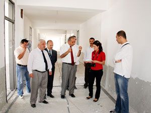 Kaçmaz, okul inşaatlarını denetliyor