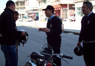 Motosiklet sürücülerine kask denetimi