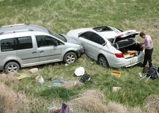 Çarpışan araçlar şarampole uçtu: 4 yaralı