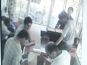 50 adet altın yüzüğü çalarak kaçtı