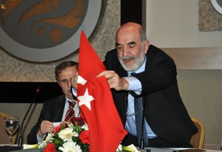 Masaya bayrak dikti!