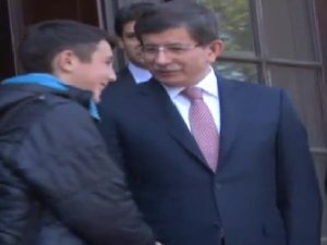 Cumhurbaşkanı bekleyen Davutoğlu'na sürpriz konuk