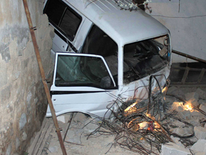 Minibüs evin bahçesine daldı