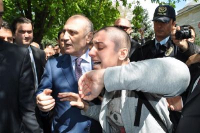 Maliye Bakan'ın cevabı kanser olan genç kızı ağlattı