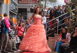 Sokaktaki gelinlik defilesi ilgi gördü
