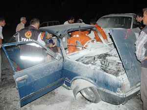 Kamyonetle otomobil çarpıştı: 1 ölü, 5 yaralı