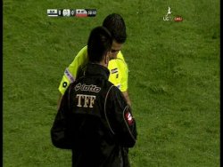 Beşiktaş-Antalya maçında hakem kartını unutunca