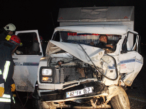 Kamyonet ile otobüs çarpıştı: 2 yaralı