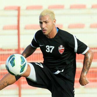 Q7 saçlarını sarıya boyattı