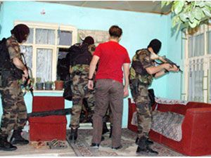 Uyuşturucu operasyonunda silah ve esrar ele geçirildi