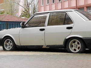 Otomobilin tüm lastiklerini kestiler