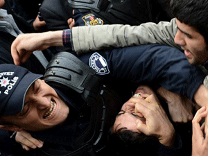 Polisin parmağını koparacaktı