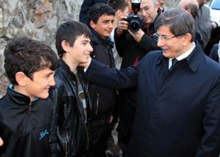 Davutoğlu'ndan Galatasaraylılara gönderme