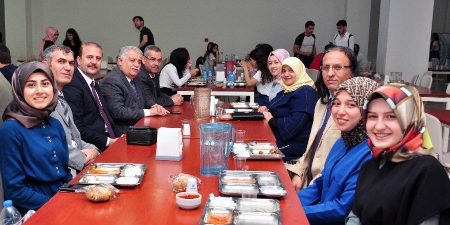 Rektör Şeker, ilk iftarı öğrencilerle yaptı