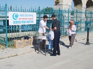 Beyşehir'de ücretsiz namaz kitabı dağıtıldı