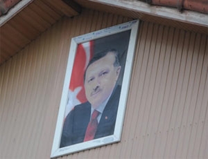 CHP binasına Erdoğan afişi!