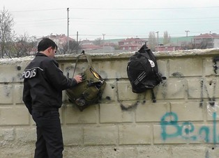 Şüpheli çantalardan yiyecek çıktı