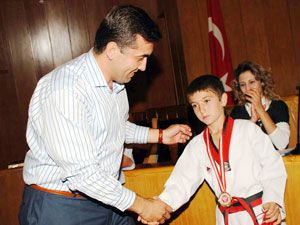 Kalaycı’dan şampiyon tekvandoculara ödül