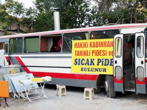 Otobüsü fırına dönüştürüp etli ekmek pide yapıyor