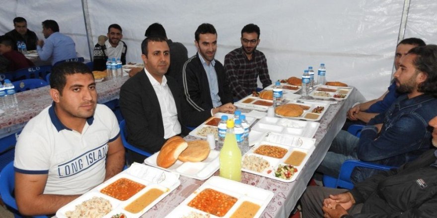 Başkan Bedirhanoğlu, iftar çadırında vatandaşlarla birlikte orucunu açtı