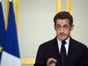 Kaddafi, Sarkozy’nin başını ağrıtmaya devam ediyor