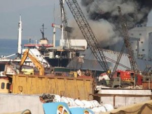 Tuzla'da askeri tersanede yangın çıktı
