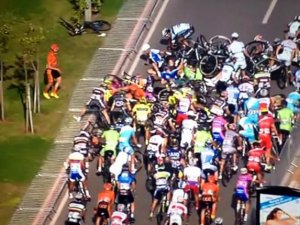 50 bisikletçi devrildi