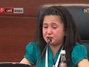 Minik Başbakan gözyaşlarına boğuldu