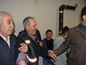 Bıçaktan kaçarken trafik kazası geçirdi