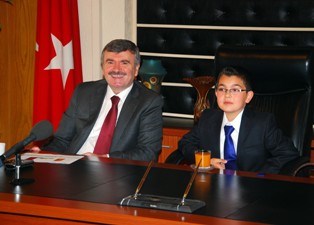Başkan Akyürek koltuğunu devretti