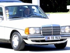 Devlet Bahçeli TBMM'ye 1982 model arabasıyla geldi