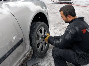 Kar yağdı sürücüler lastikçiye koştu