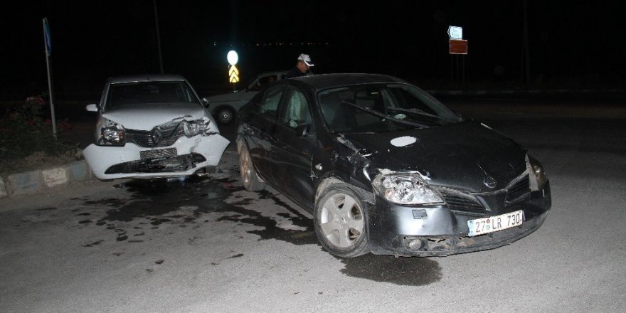 İki otomobil kavşakta çarpıştı: 8 yaralı