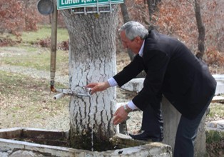 Meşe ağacının gövdesi çeşme hizmeti veriyor