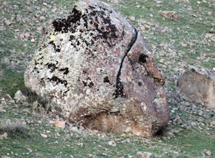 İnsan kafasına benzeyen kaya ilgi çekiyor