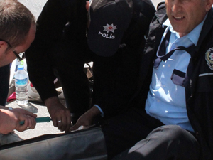 Hırsız, polisin bacağını kırdı