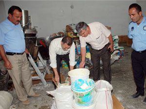 Zabıta, 1 tonluk bozuk peynire el koydu