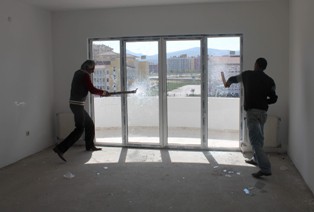 Binayı savaş alanına çevirdiler