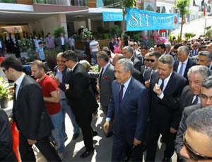 Arınç İzmir’de protesto edildi: Sattınız vatanı!