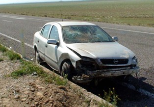 Otomobil refüje çarptı: 2 yaralı