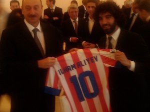 Arda Turan'dan Aliyev'e forma