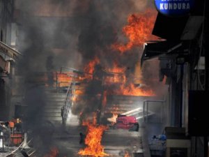 İş yerleri ateşe verildi