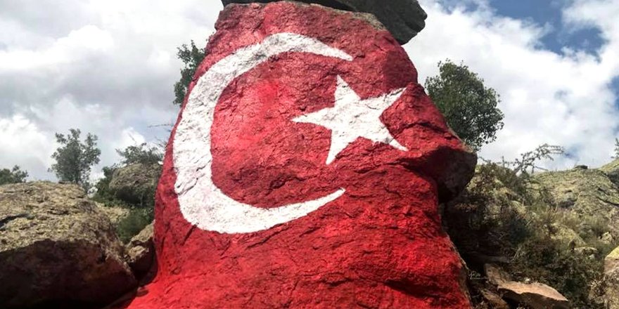 Şehitler anısına kayalığa Türk bayrağı çizdiler