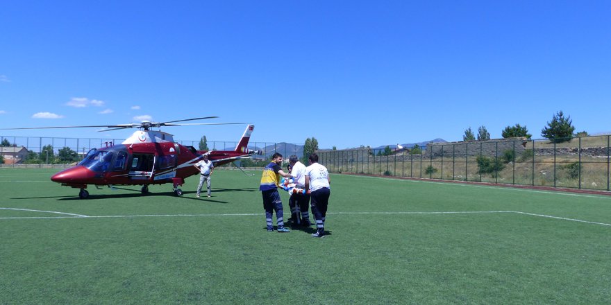 Balkondan düşen bebek hastaneye ambulans helikopterle sevk edildi