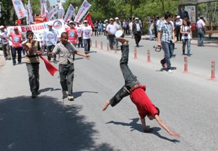 İşçi Bayramı bir çocuğun oyunu oldu
