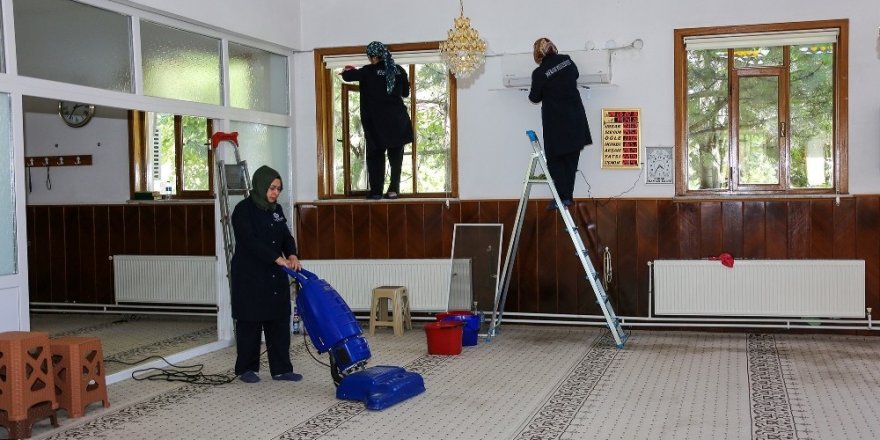 Meram’da camiler ve yaşlıların evleri temizleniyor