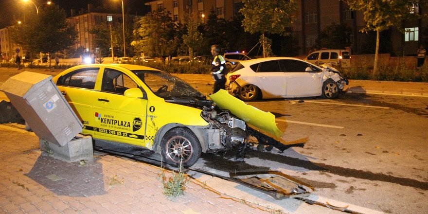 Ticari taksi otomobil ile çarpıştı: 5 yaralı
