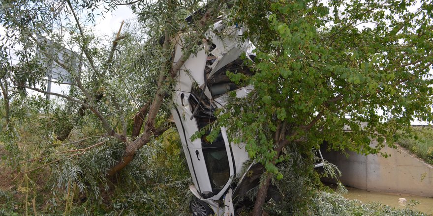 Konya'da otomobil ağaca çarptı: 6 yaralı