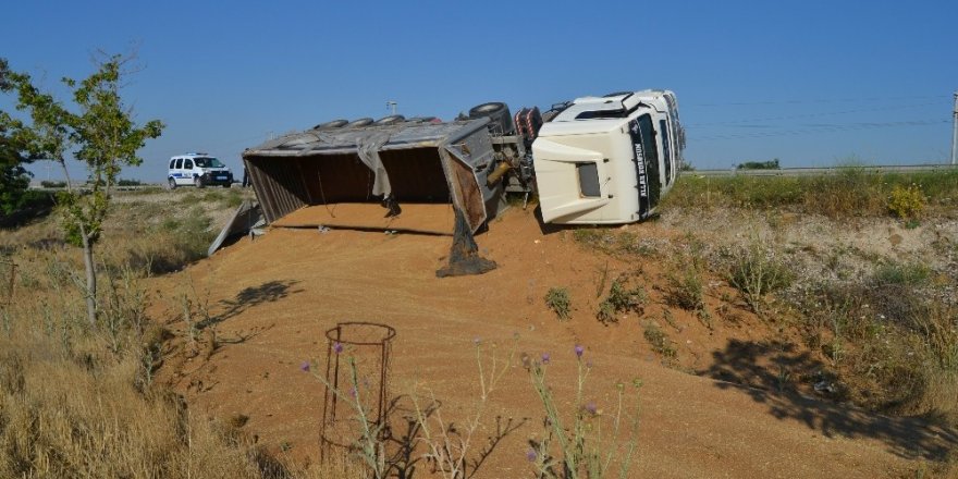 Konya’da buğday yüklü tır devrildi: 1 yaralı